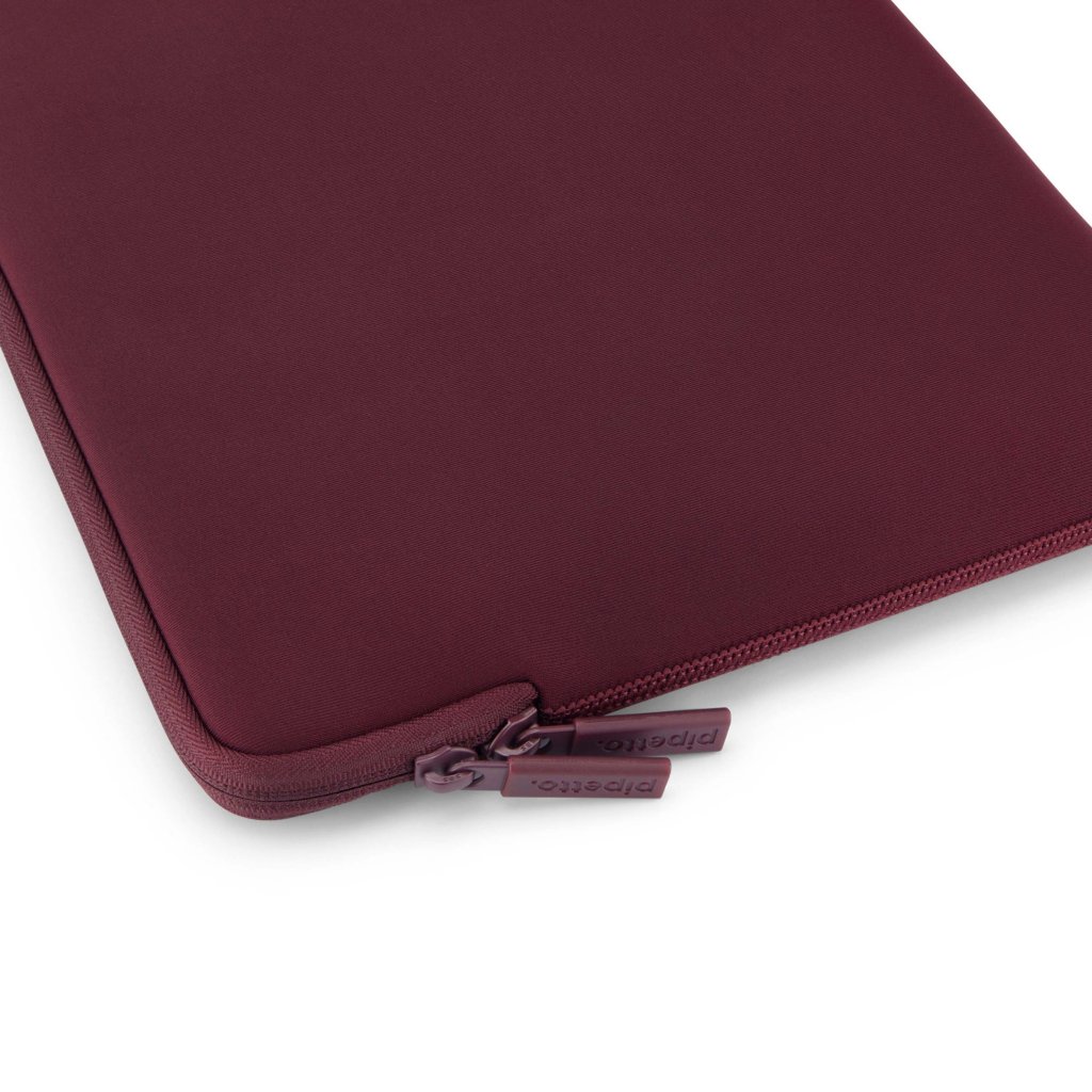 Pipetto Classic Fit Sleeve till MacBook Neo Burgundy