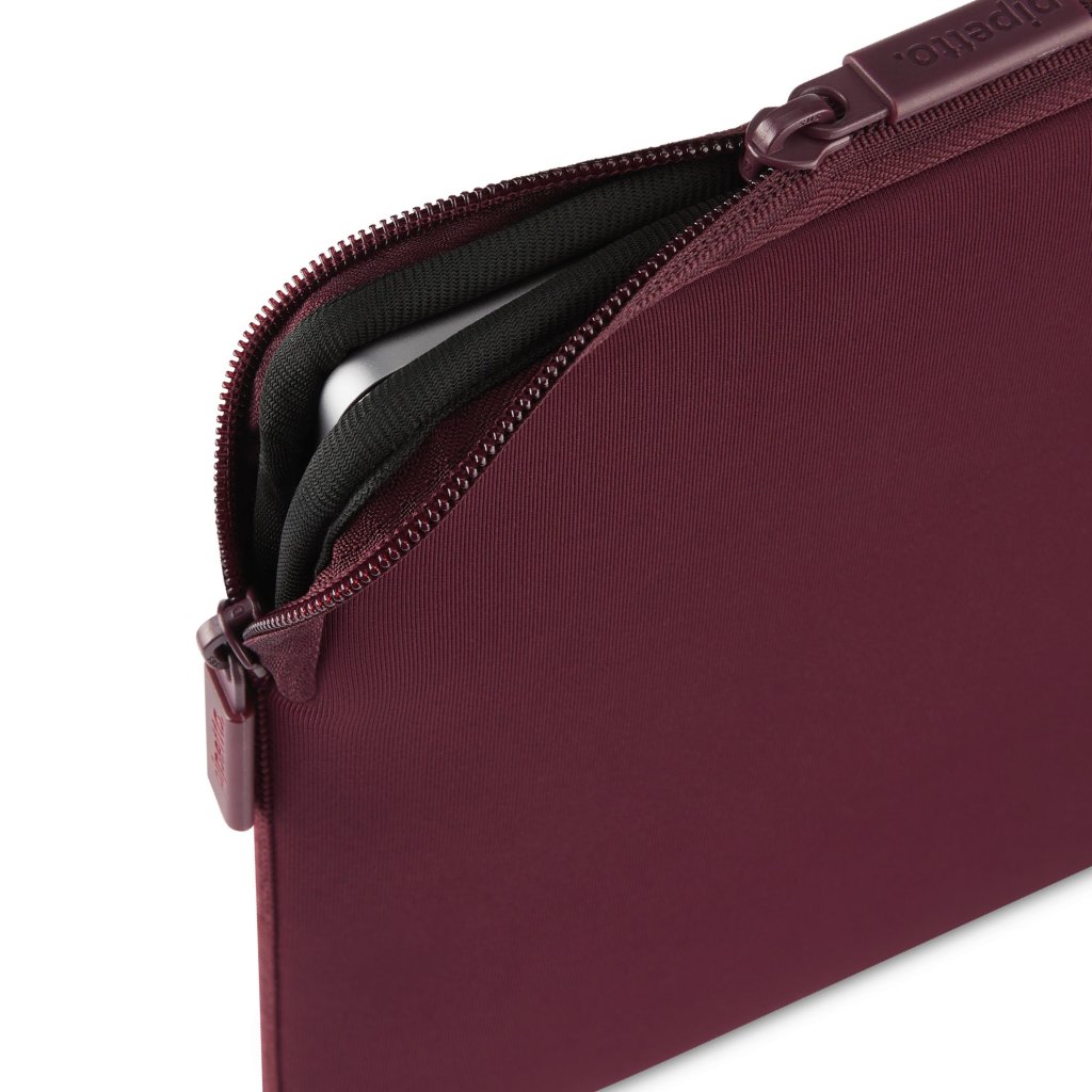 Pipetto Classic Fit Sleeve till MacBook Neo Burgundy