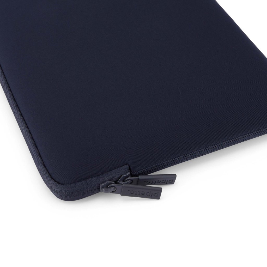 Pipetto Classic Fit Sleeve till MacBook Neo Mörkblå