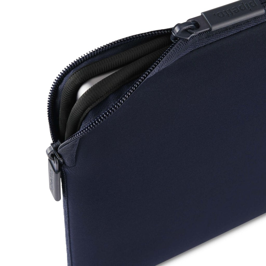 Pipetto Classic Fit Sleeve till MacBook Neo Mörkblå
