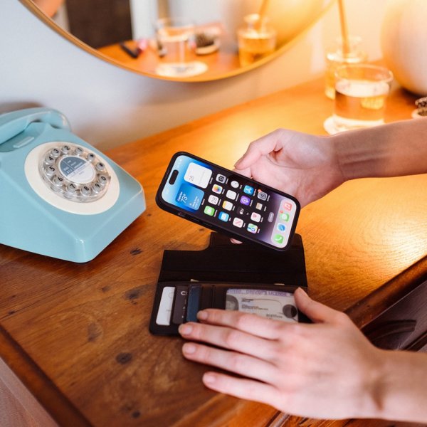 Twelve South iPhone 14 Pro Fodral BookBook MagSafe Svart