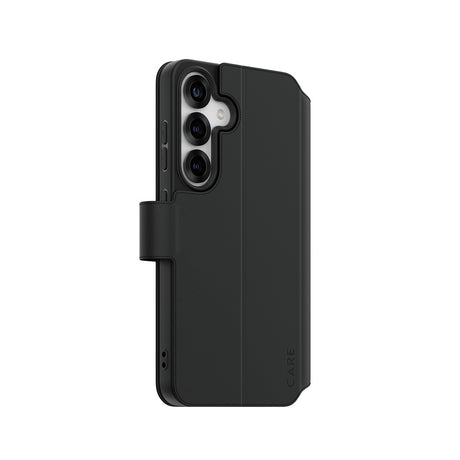 CARE by PanzerGlass Samsung Galaxy S25 Fodral Wallet Kickstand Svart