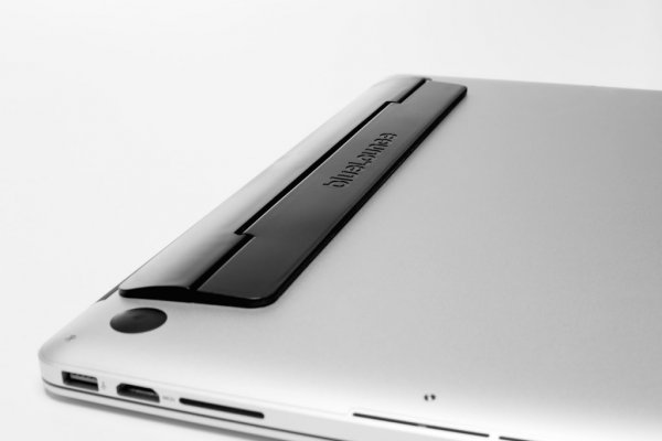 Bluelounge Kickflip MacBook Pro 15/16" Utfällbart Stöd Svart