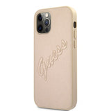 Guess iPhone 12/iPhone 12 Pro Skal Saffiano Vintage Script Guld
