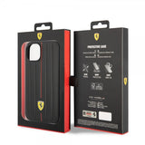 Ferrari iPhone 14 Skal Embossed Stripes Röd