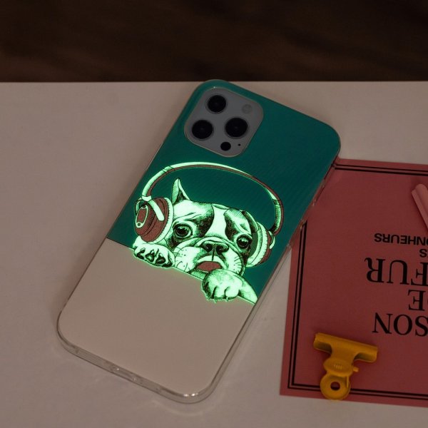 iPhone 15 Pro Skal Motiv Hund med Hörlurar