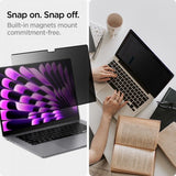 Spigen MacBook Air 15 M2 (A2941)/M3 (A3114) Skärmskydd Safe View Privacy