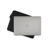 Pipetto Classic Fit Sleeve till MacBook Neo Svart