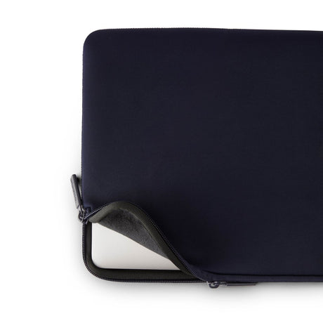 Pipetto Classic Fit Sleeve till MacBook Neo 13 Mörkblå