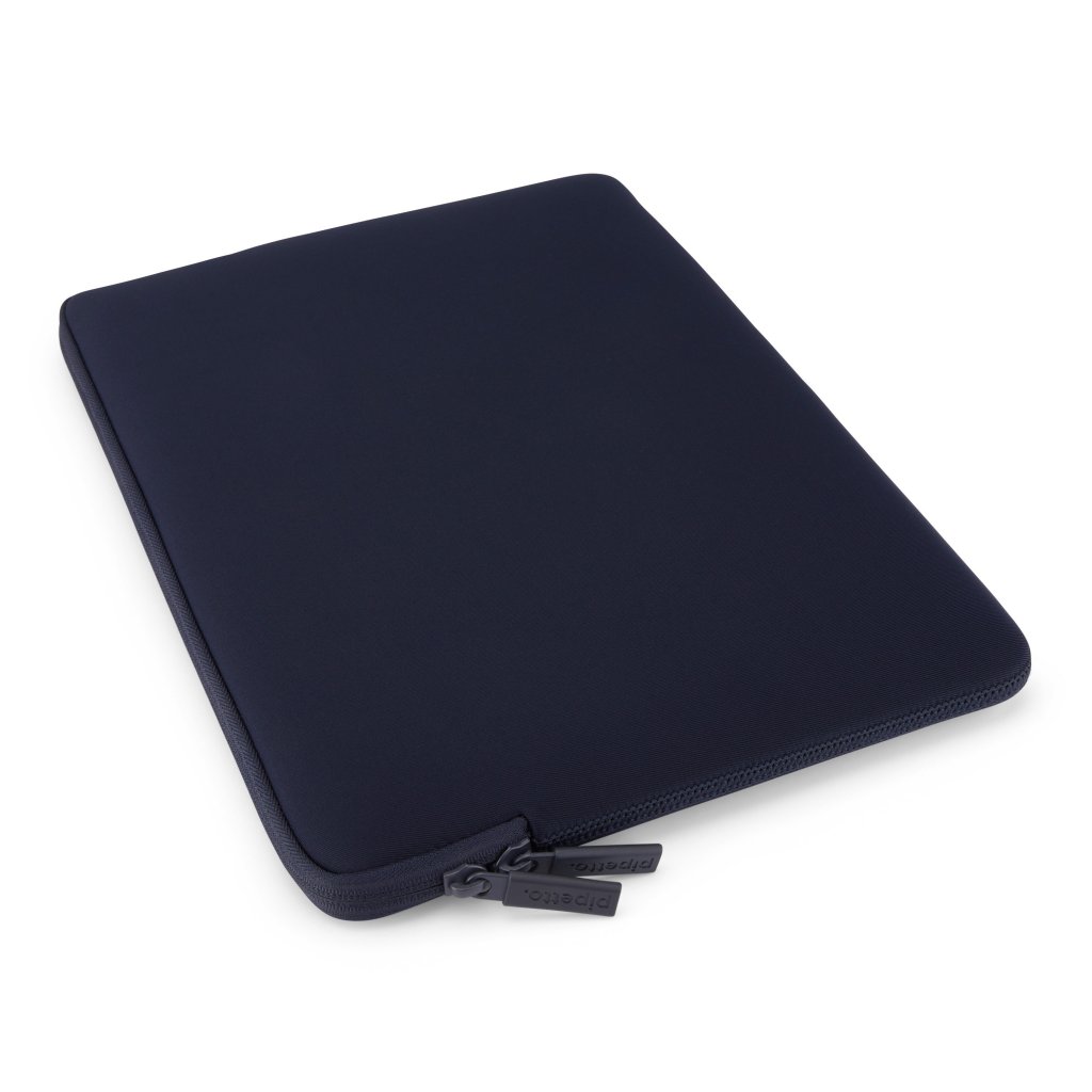 Pipetto Classic Fit Sleeve till MacBook Neo Mörkblå