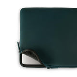 Pipetto Classic Fit Sleeve till MacBook Neo Dark Teal