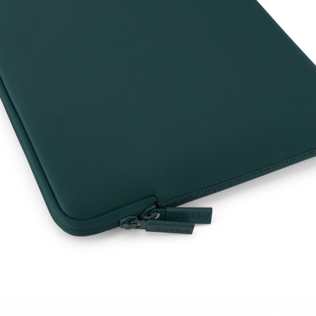 Pipetto Classic Fit Sleeve till MacBook Neo Dark Teal