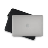 Pipetto Classic Fit Sleeve till MacBook Neo Svart