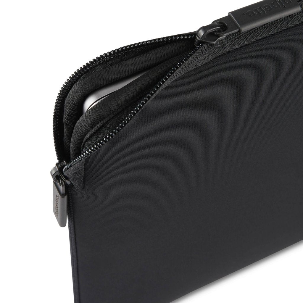 Pipetto Classic Fit Sleeve till MacBook Neo Svart