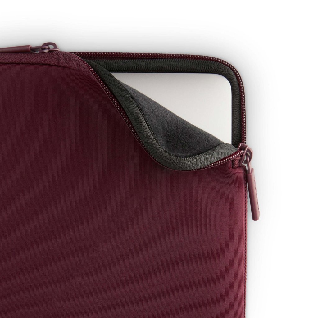 Pipetto Classic Fit Sleeve till MacBook Neo Burgundy