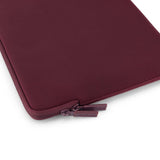 Pipetto Classic Fit Sleeve till MacBook Neo Burgundy