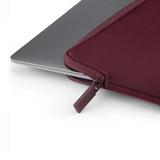 Pipetto Classic Fit Sleeve till MacBook Neo Burgundy