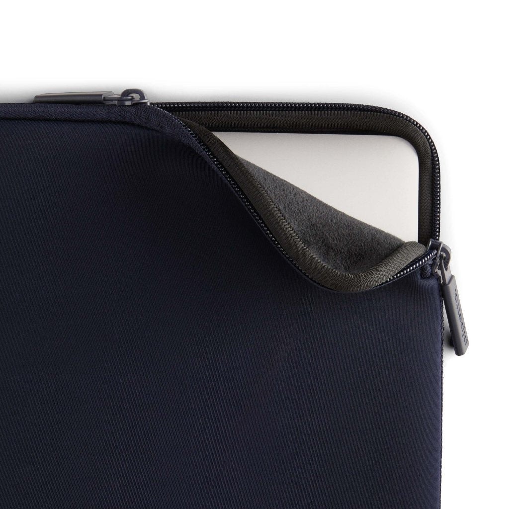 Pipetto Classic Fit Sleeve till MacBook Neo Mörkblå