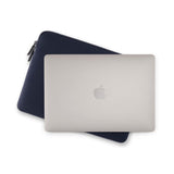Pipetto Classic Fit Sleeve till MacBook Neo Mörkblå