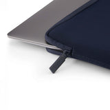 Pipetto Classic Fit Sleeve till MacBook Neo Mörkblå