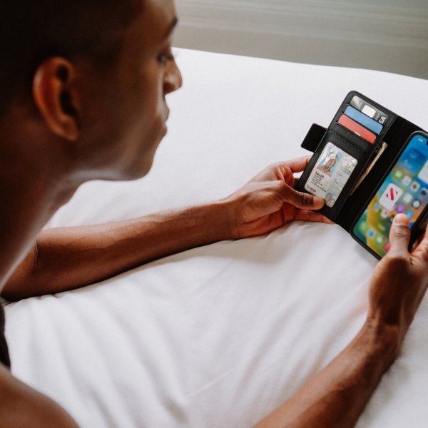 iPhone 14 Plus Fodral BookBook MagSafe Brun