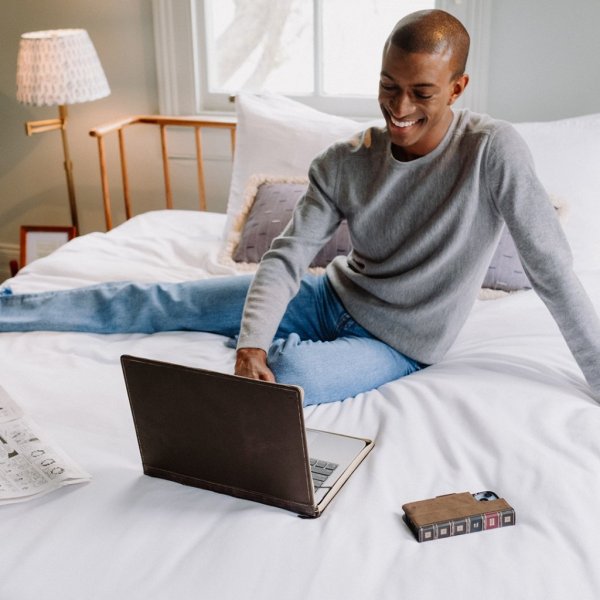 iPhone 14 Plus Fodral BookBook MagSafe Brun