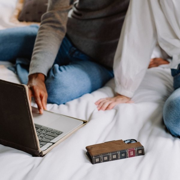 iPhone 14 Plus Fodral BookBook MagSafe Brun