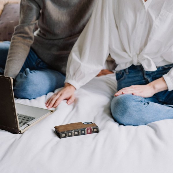 iPhone 14 Plus Fodral BookBook MagSafe Brun