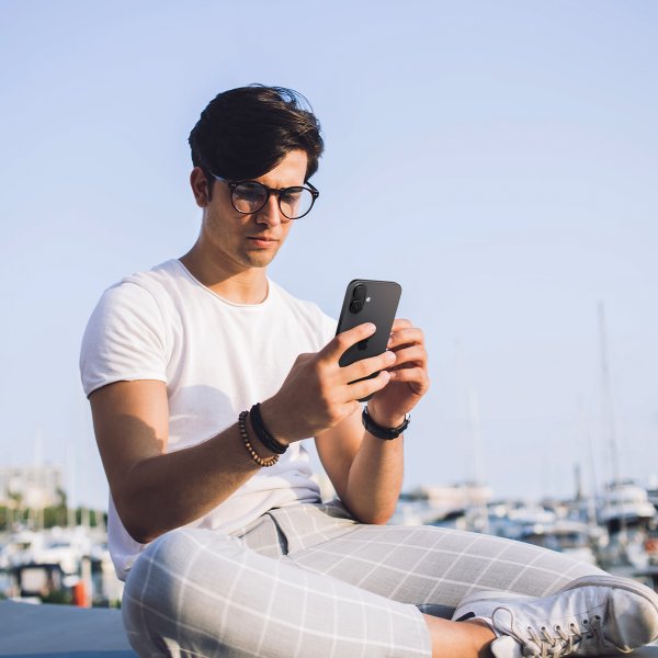 iPhone 16/iPhone 16 Plus Kameraskydd GLAS.tR EZ Fit Optik Pro 2-pack Svart